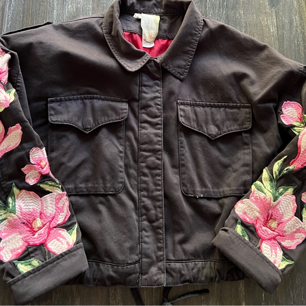 DA NANG Embellished crop utility jacket.